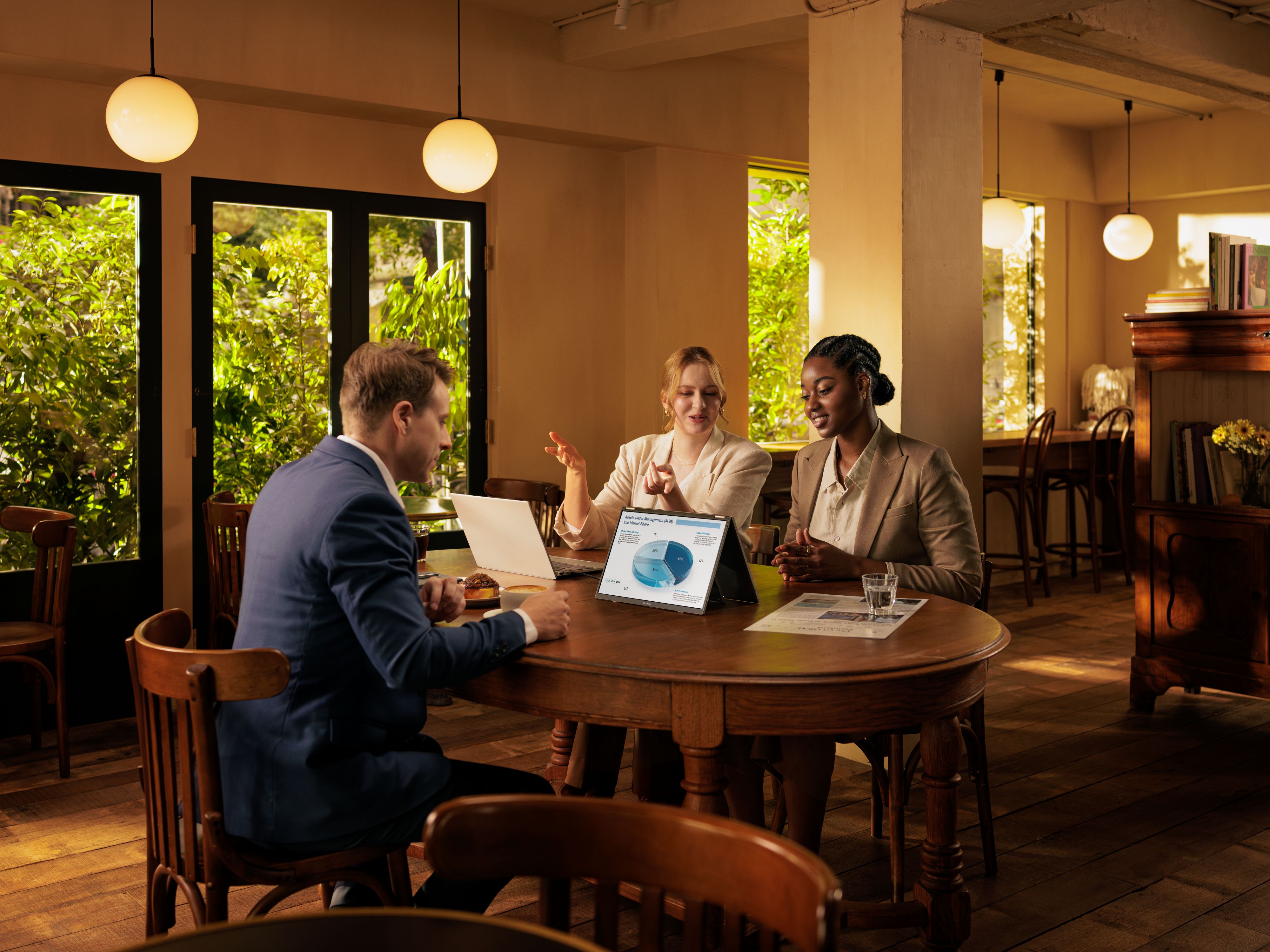 ViewSonic VG1457 dual-screen portable monitor supports flexible screen sharing for productive collaboration.