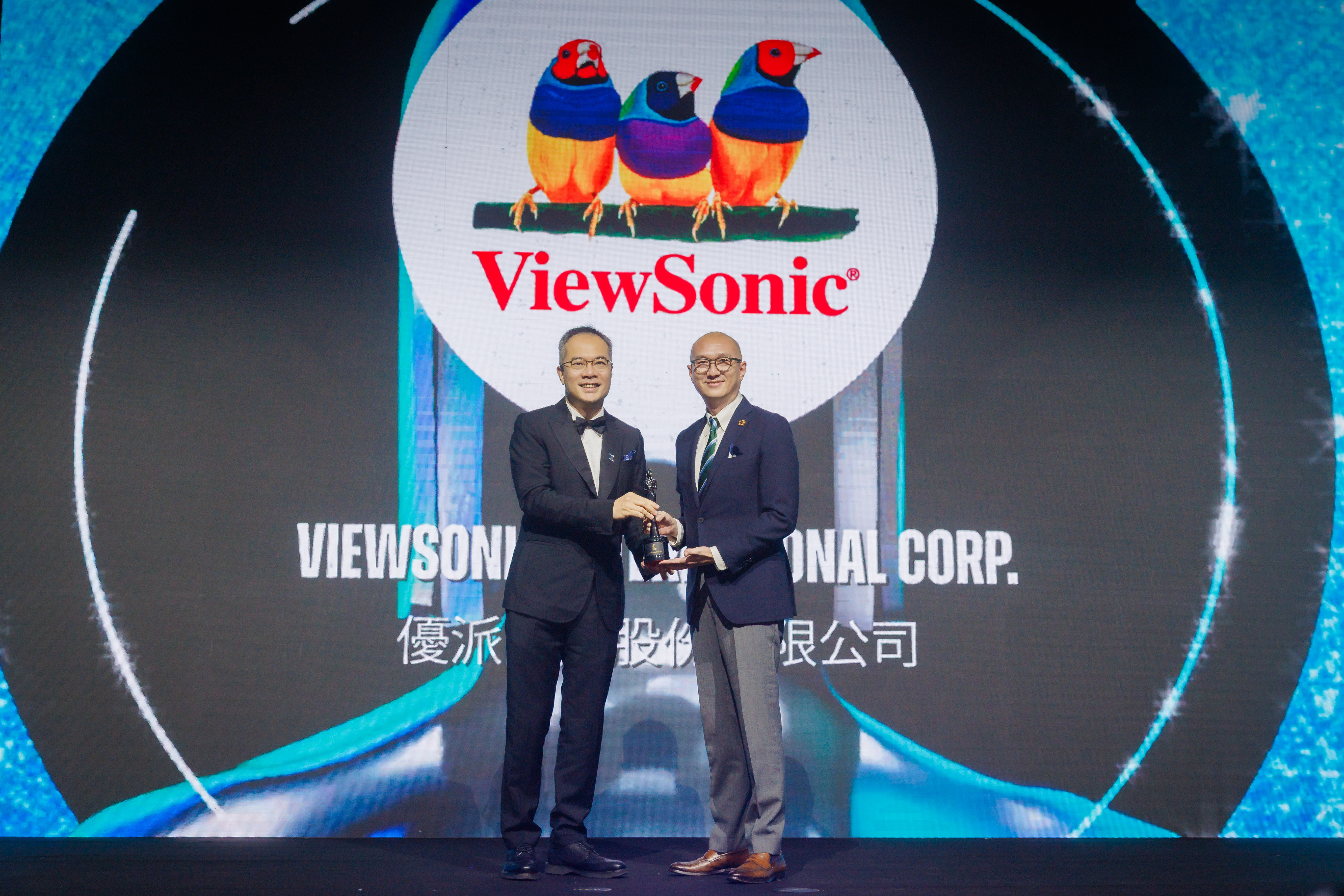 Gary Wang, HR Director for APAC of ViewSonic, received the award “Best Companies to Work for in Asia”.