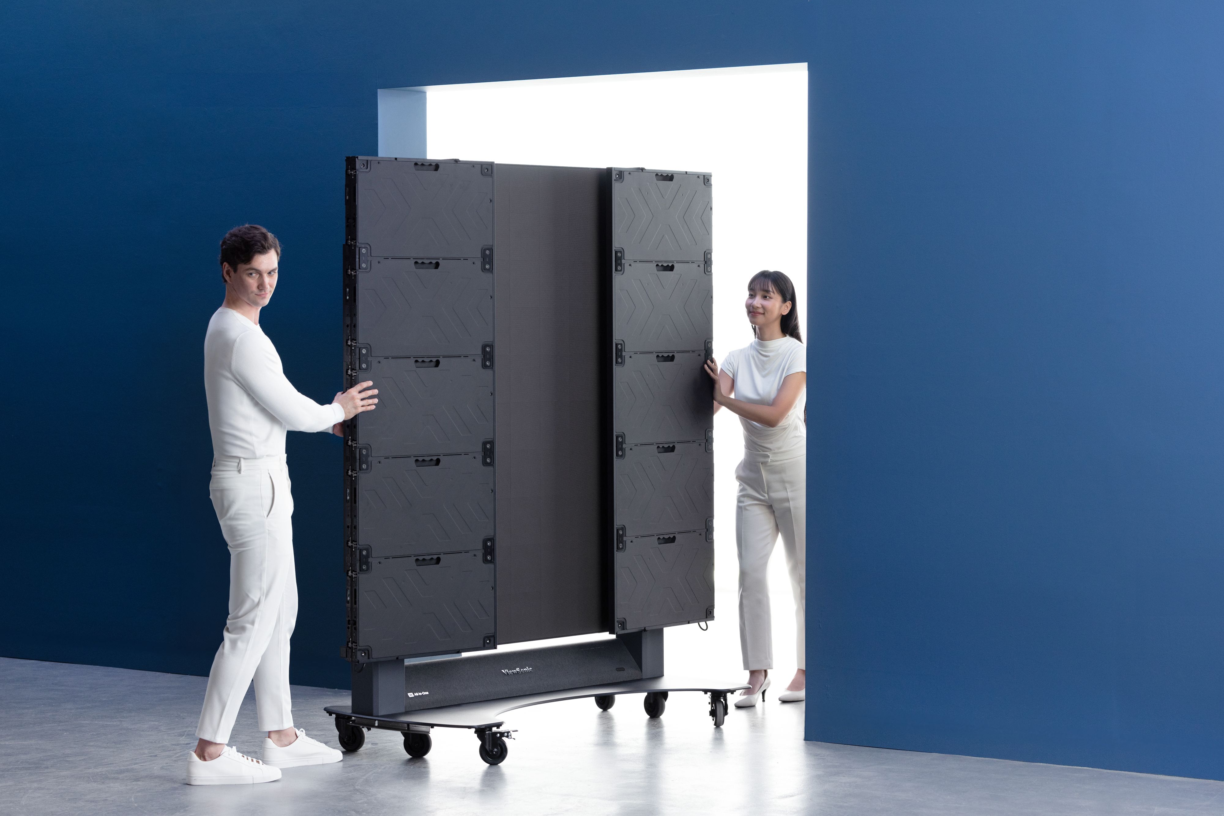 ViewSonic LDS136-152 is a foldable, mobile video wall solution on wheels, built for maximum flexibility across various markets and industries.