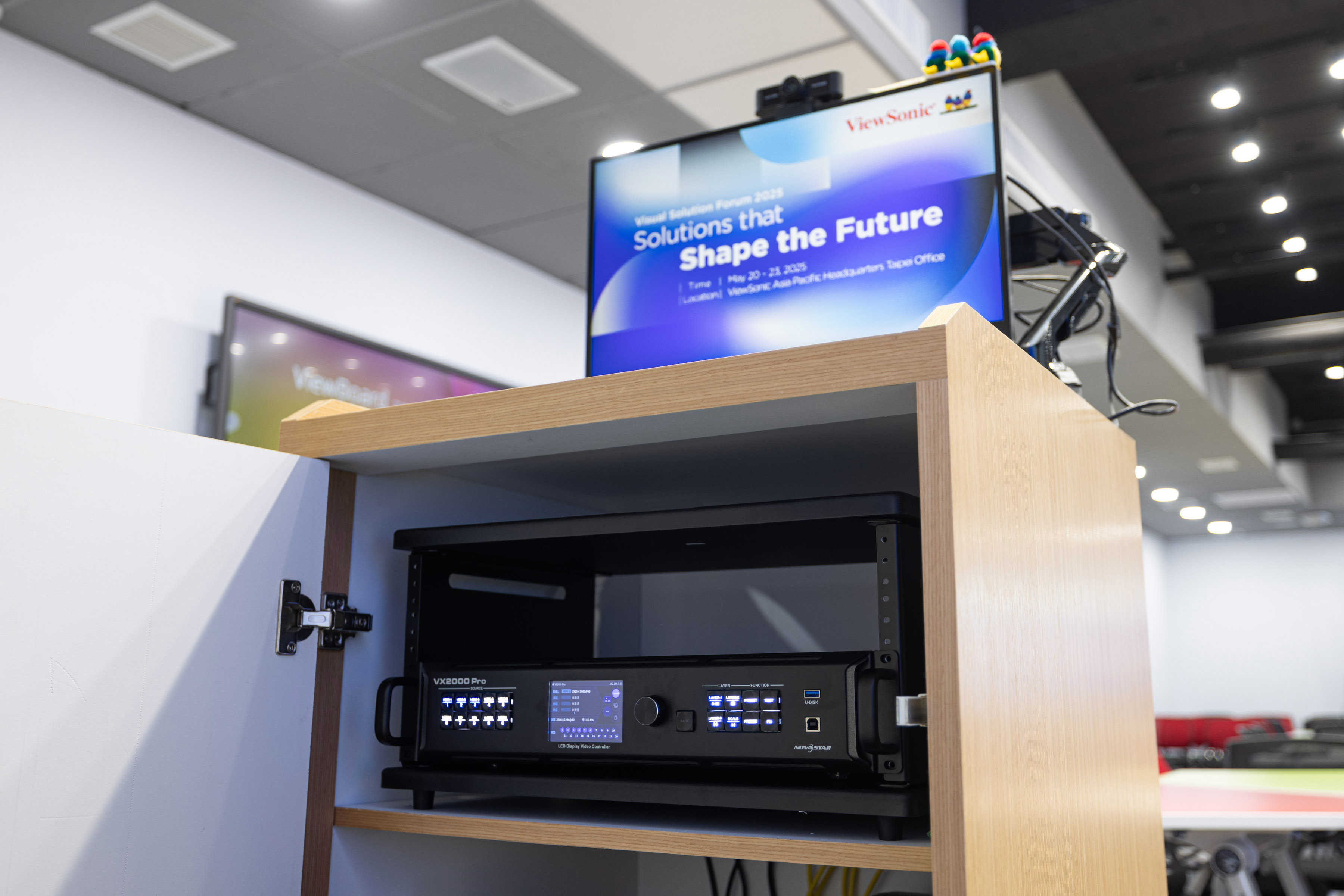 The world's first rack-mount All-in-One control box integrates power and control systems to streamline IT operation and maintenance workload.