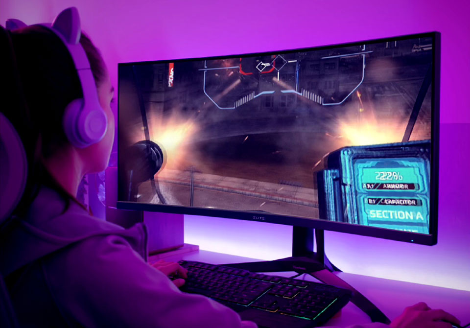 Gamer, aki ultraszéles monitort használ a nagyobb látómező érdekében.