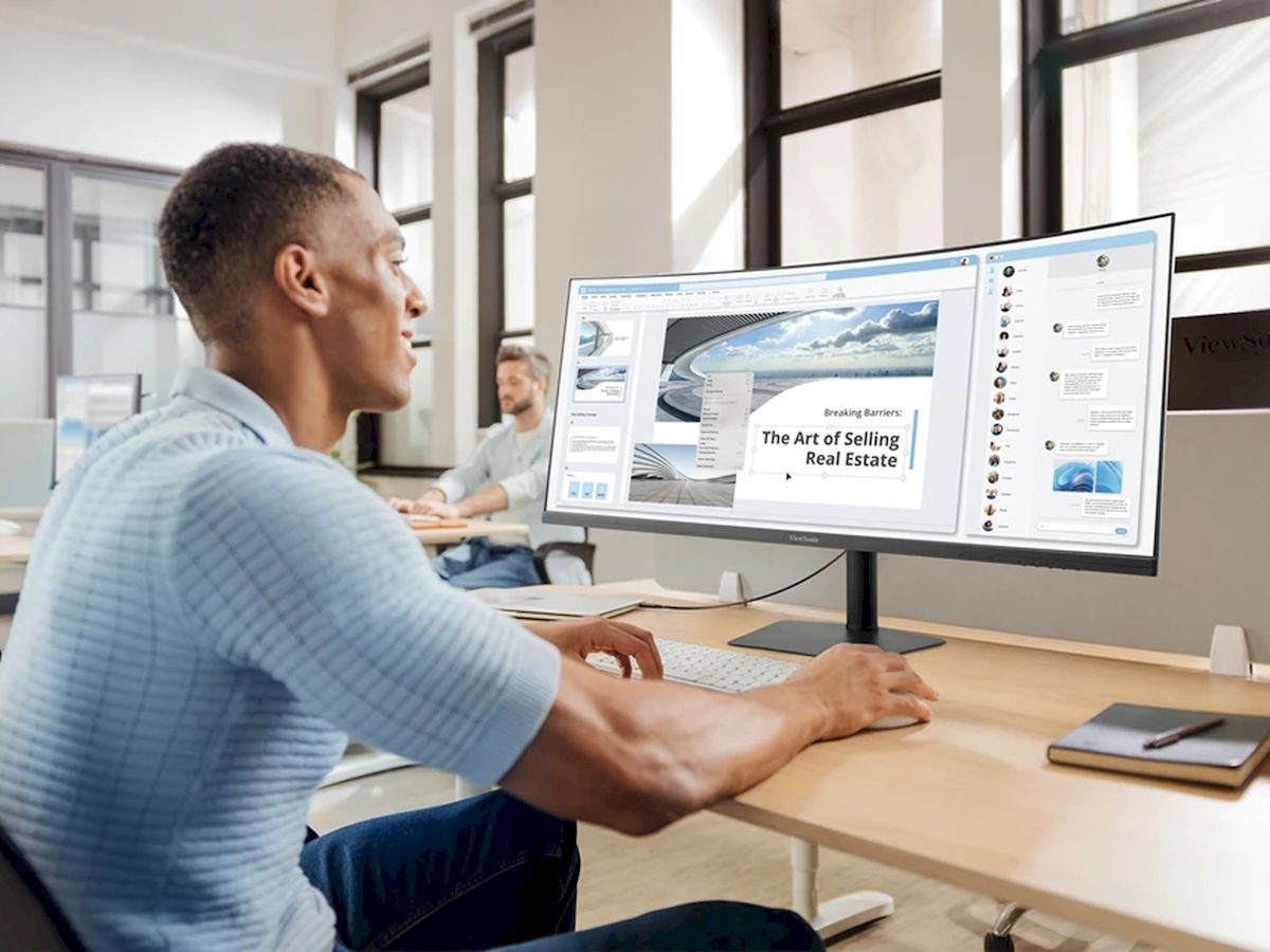 Lingkungan kantor dengan monitor ultrawide ViewSonic yang mendukung alur kerja dan manajemen dokumen yang efisien.