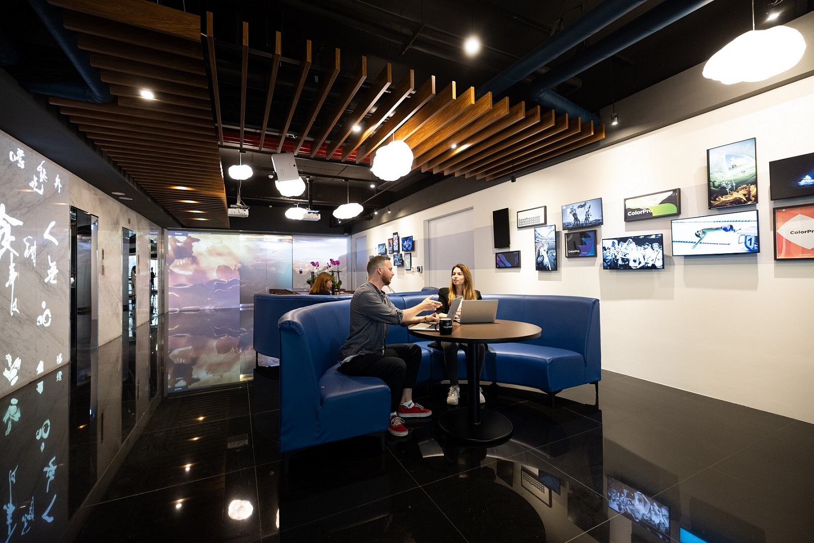 ViewSonic offers a semi-open discussion space to encourage cross-functional communication and collaboration. 