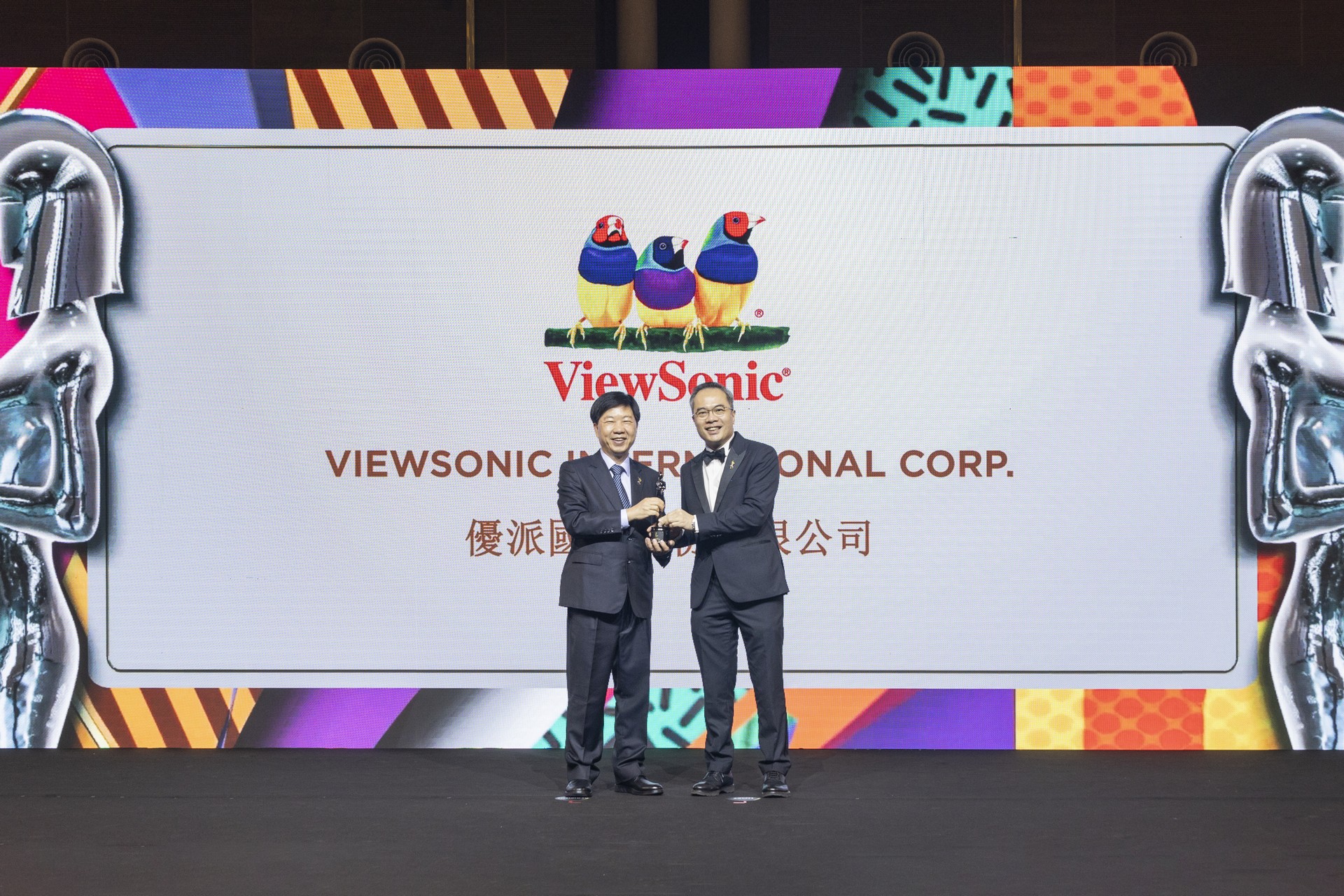  Image 2 – Джеймс Чу, председатель и генеральный директор ViewSonic, получает награду «Лучшие компании для работы в Азии».