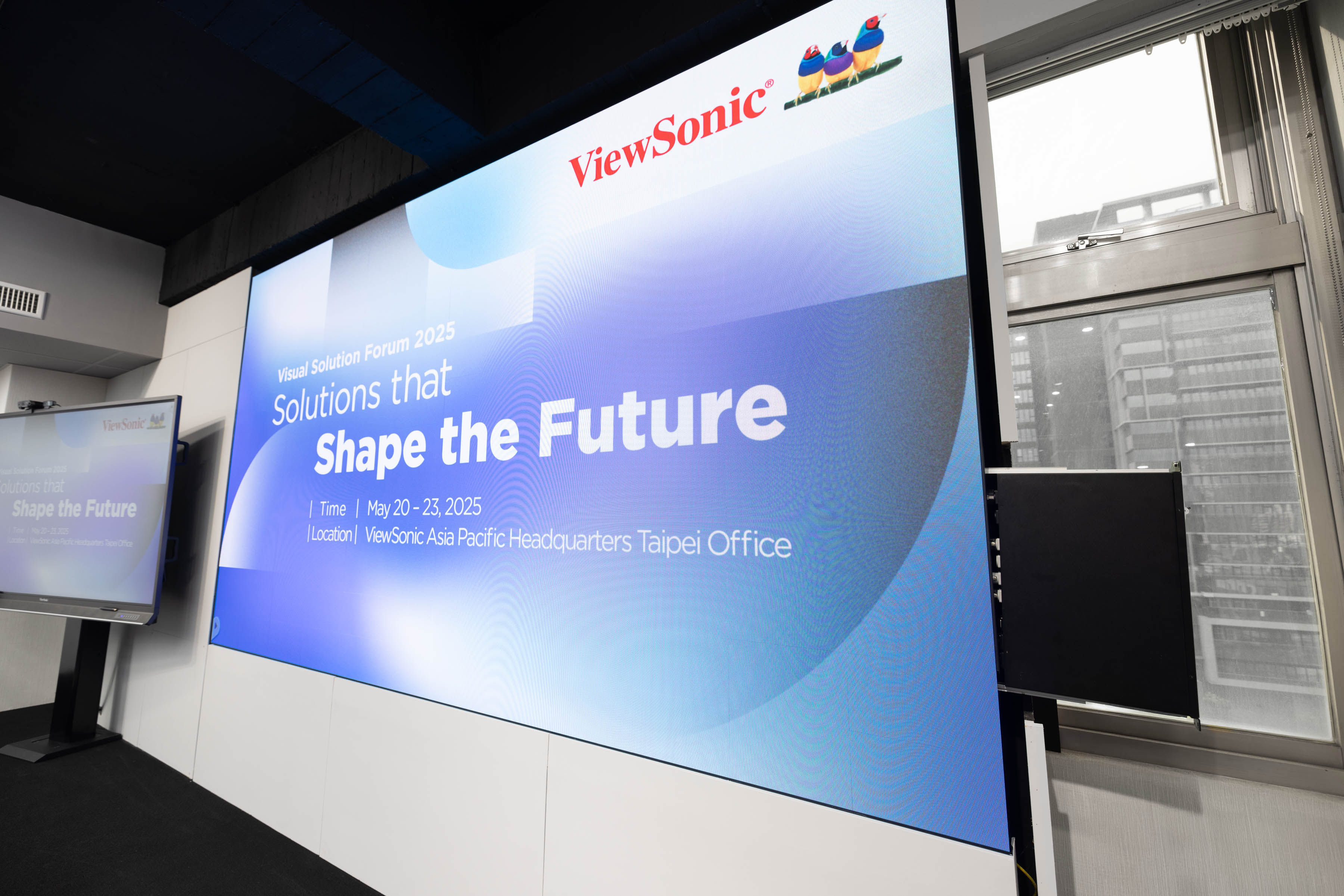 ViewSonic 在Visual Solution Forum 中，展示客製化 All-in-One LED 顯示器及嵌入講台中的機架型系統控制盒，其電源與控制模組可分離設置，提升空間整合與配電彈性