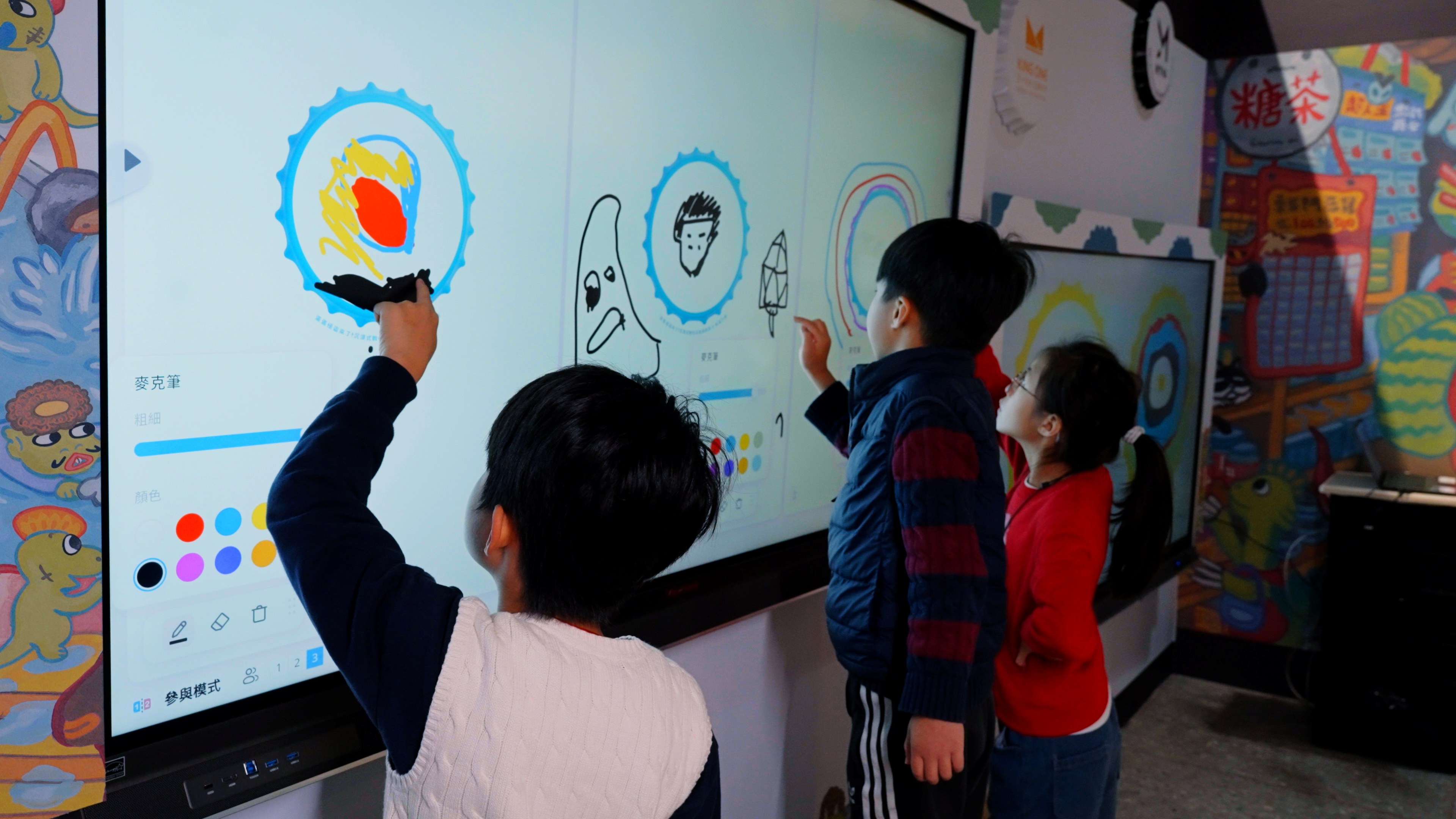 展區運用 ViewBoard互動顯示器與 myViewBoard沉浸式數位白板系統，提供直覺化的數位畫布與多元筆觸選擇，支援多人同時進行彩繪瓶蓋的創作。
